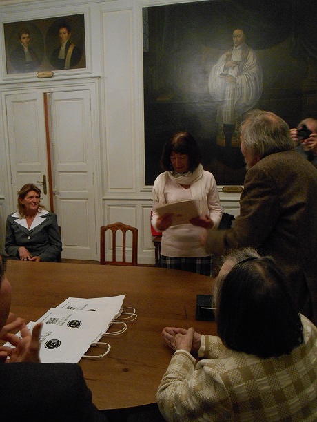 26 janvier 2016, salle des actes de la mairie de Vendôme, Michèle la gagnante du concours "Connaissez-vous le Vendômois?"